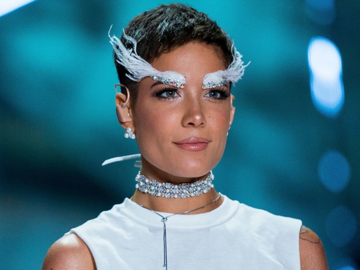 Dengan baju warna putih dan aksesoris berwarna silver, Halsey tampil di salah satu acara.